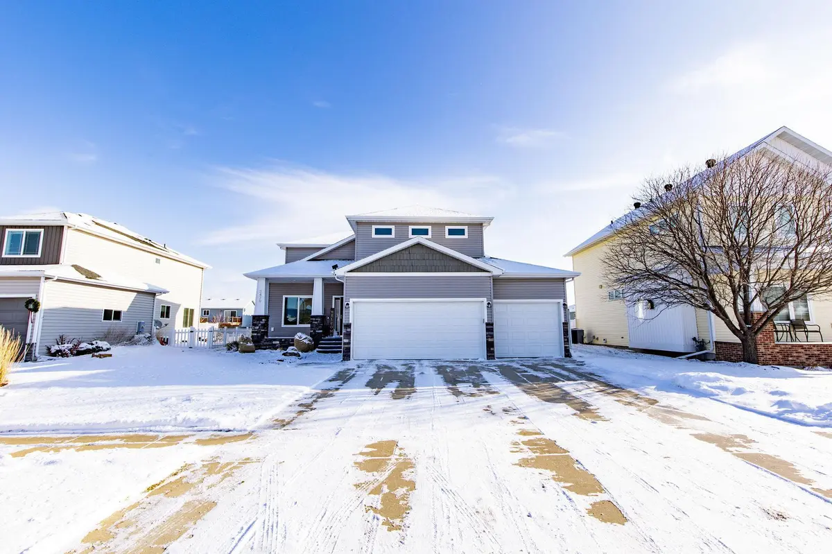3479 Loberg LN, West Fargo, ND 58078