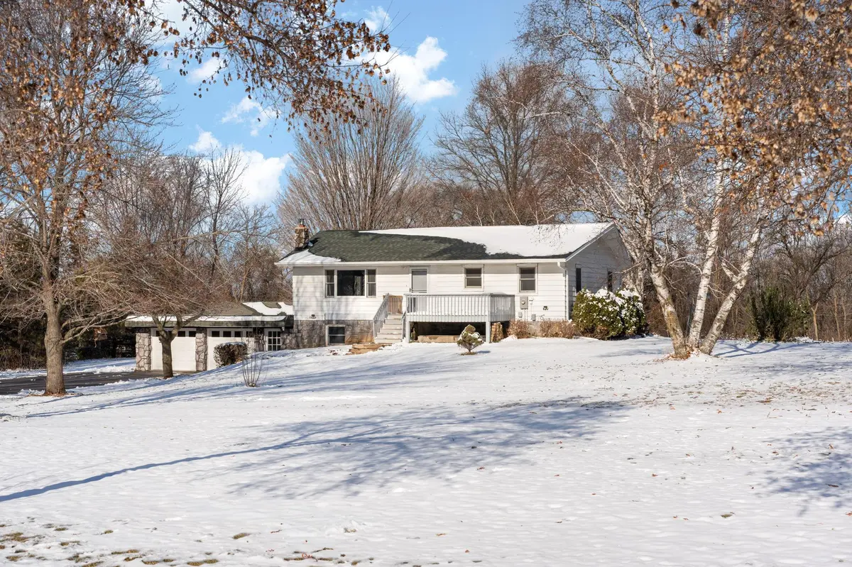 806 Glover RD, River Falls, WI 54022