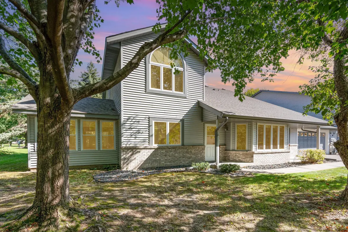 2523 Sumac RDG, White Bear Lake, MN 55110