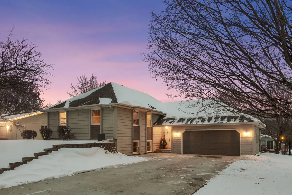 1521 Crest DR, Chaska, MN 55318