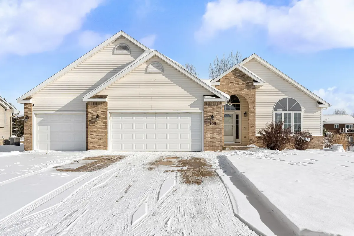709 Greenhaven LN NE, Owatonna, MN 55060