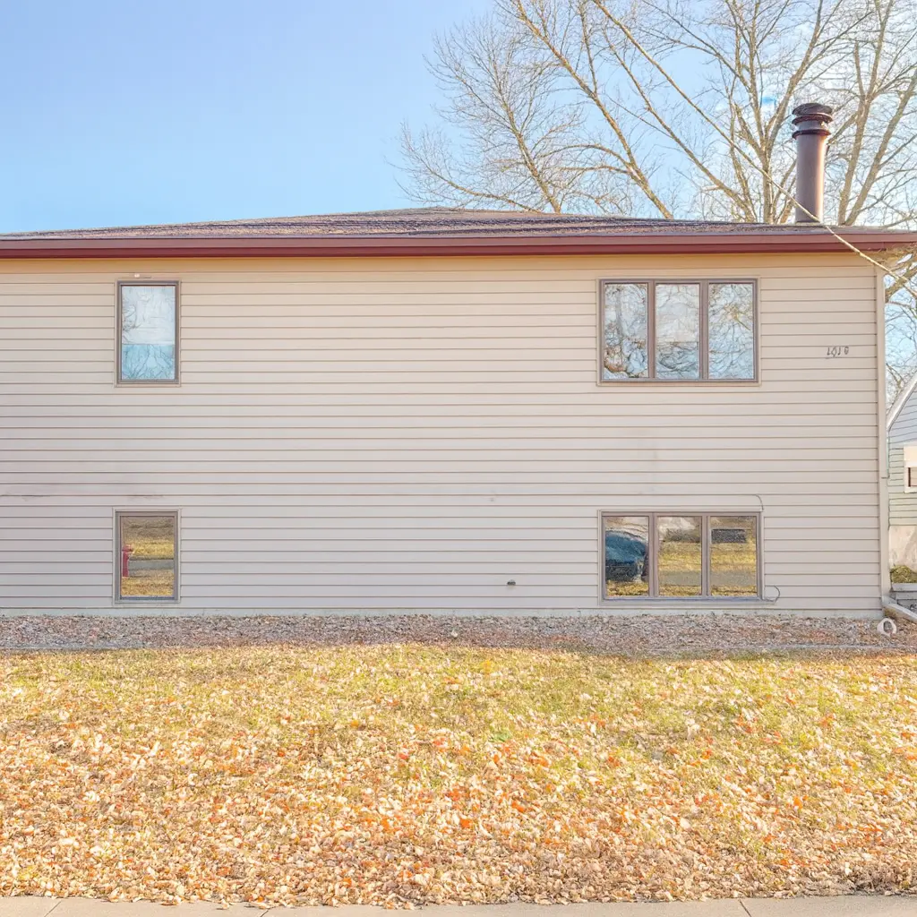 1019 College ST N, Fargo, ND 58102