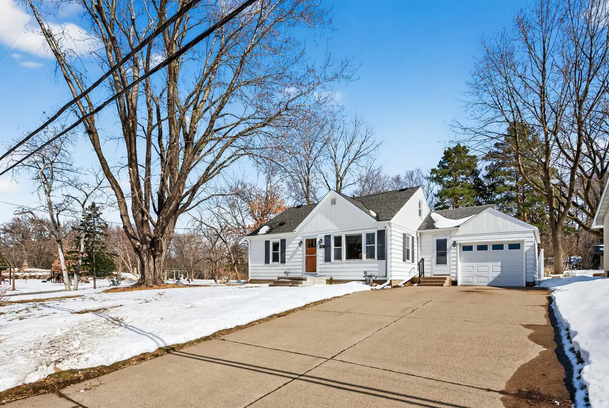 1946 Chatsworth ST N, Roseville, MN 55113