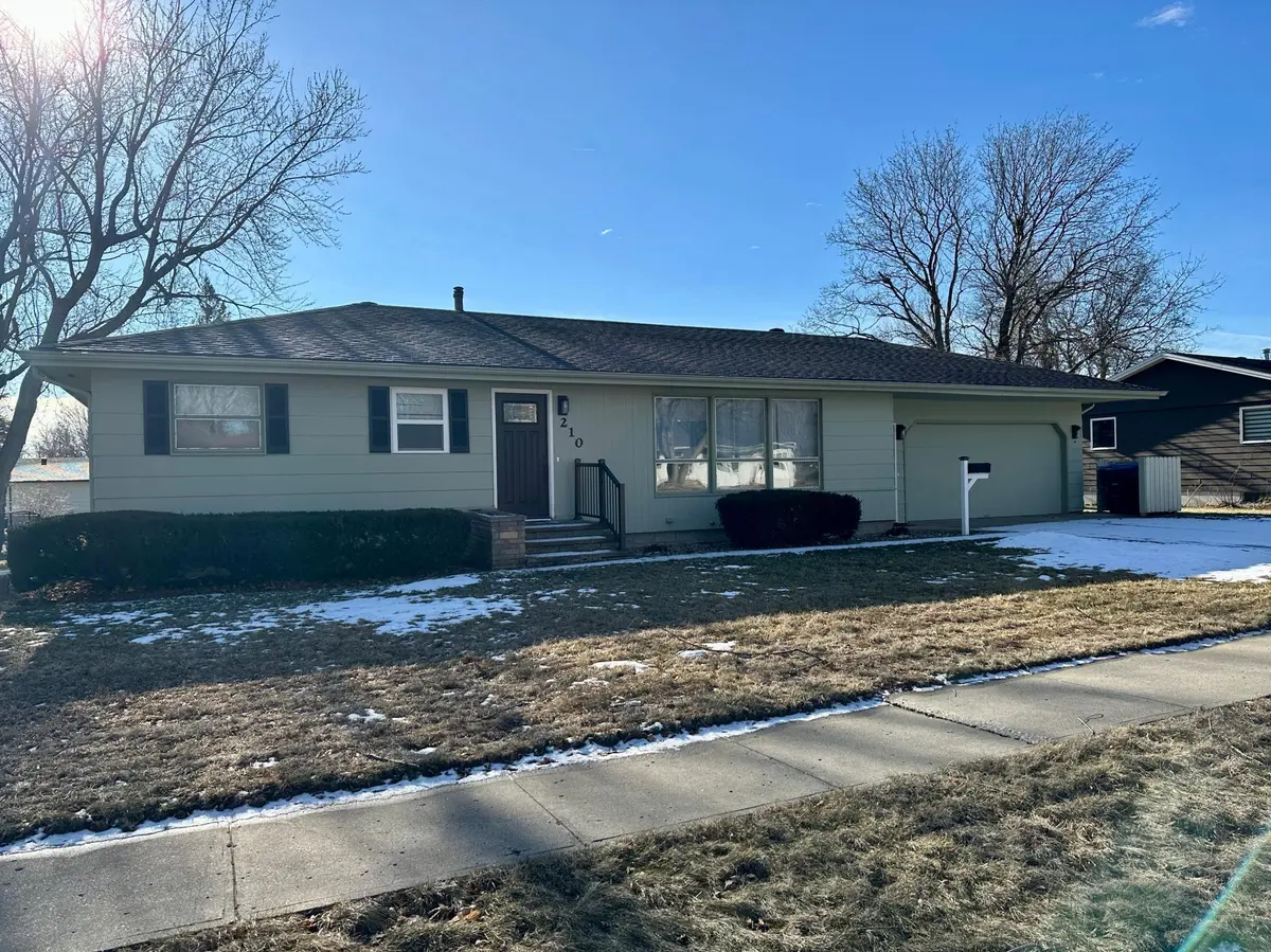 210 E Oakland AVE, Luverne, MN 56156
