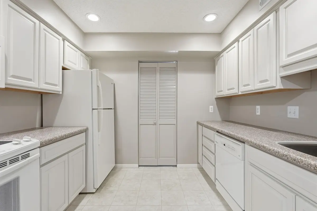 2670 Oxford ST N #202, Roseville, MN 55113