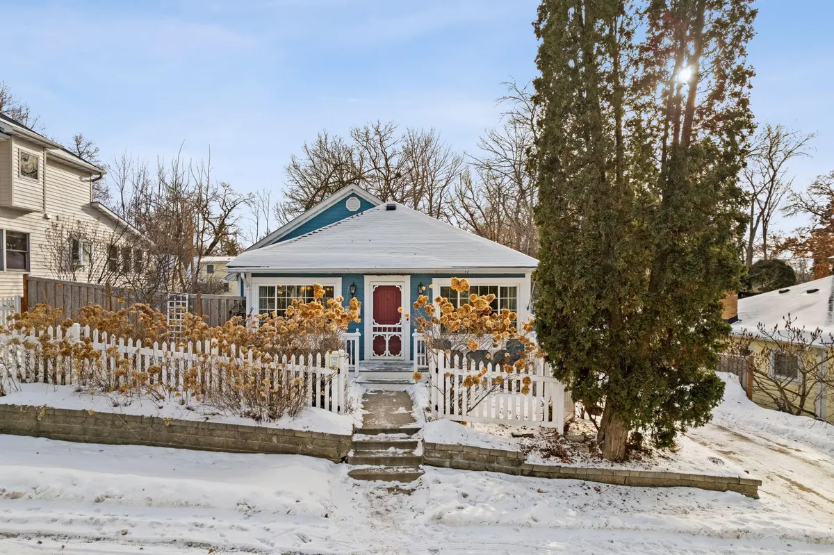 44 Grove ST, Mahtomedi, MN 55115