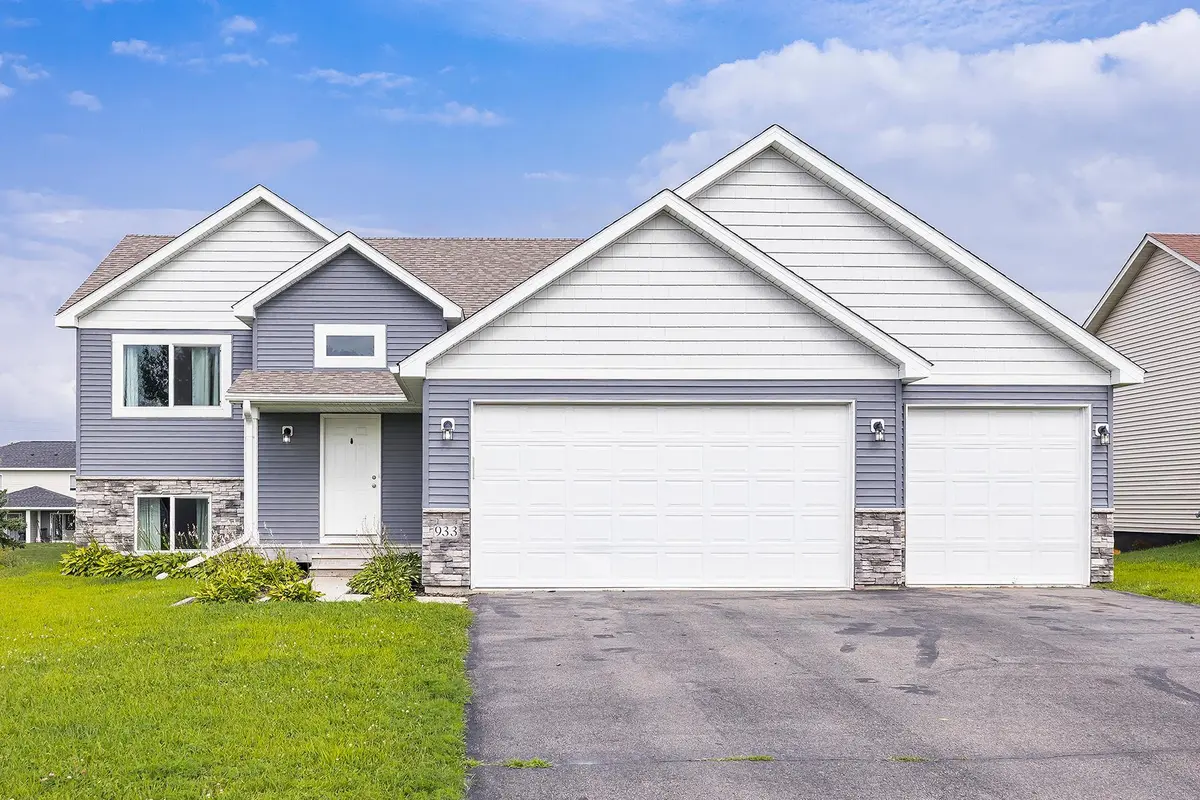 933 Cobblestone LN, Belle Plaine, MN 56011