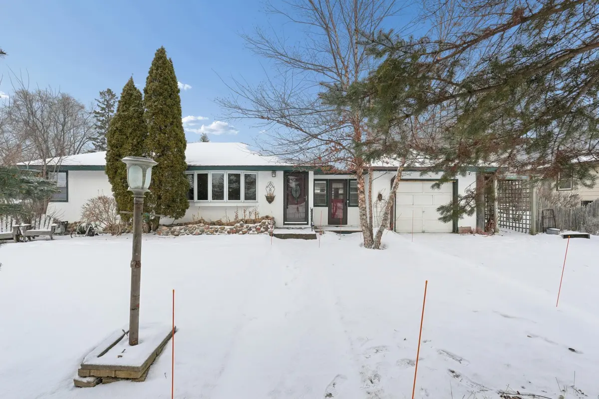 1515 Viking DR E, Maplewood, MN 55109