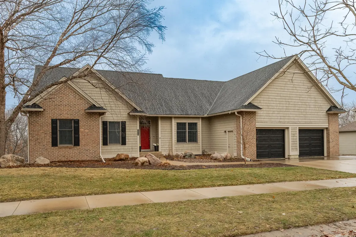 2011 Baihly Heights DR SW, Rochester, MN 55902