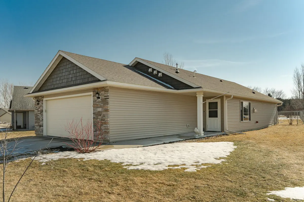 702 Southfork PL SE, Kasson, MN 55944