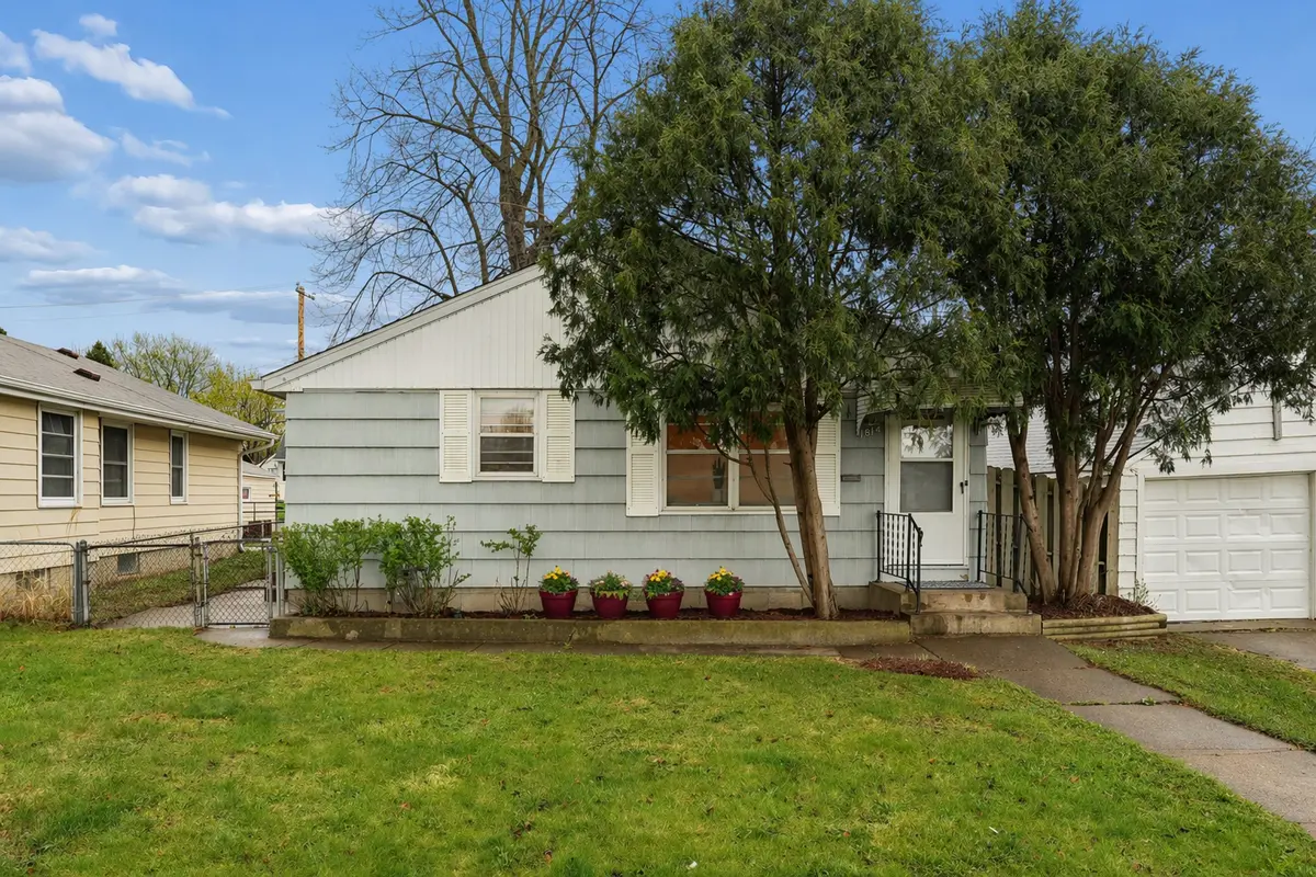 1814 Montana AVE E, Saint Paul, MN 55119