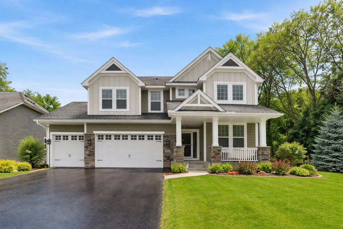 3721 Strawberry LN, Chanhassen, MN 55331