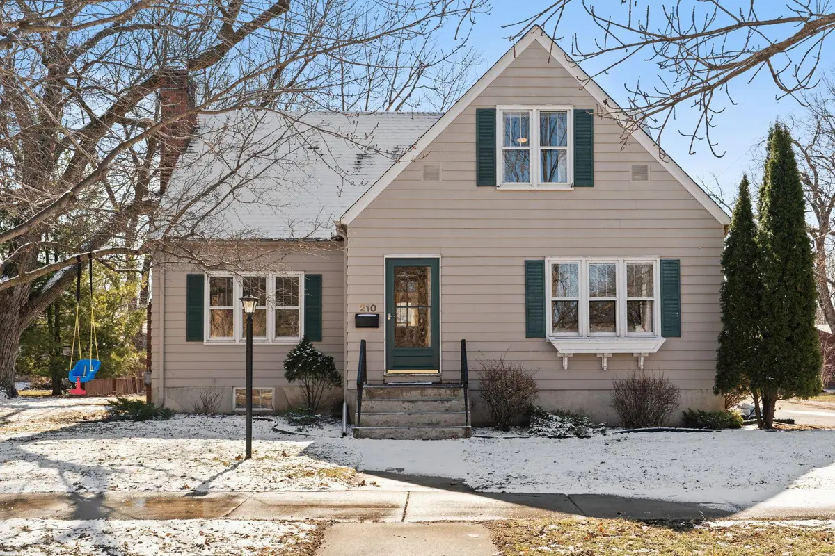 210 1st ST E, Chaska, MN 55318