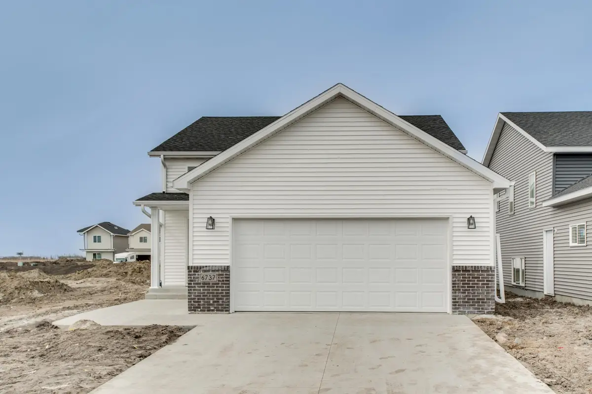 6737 32 ST S, Fargo, ND 58104