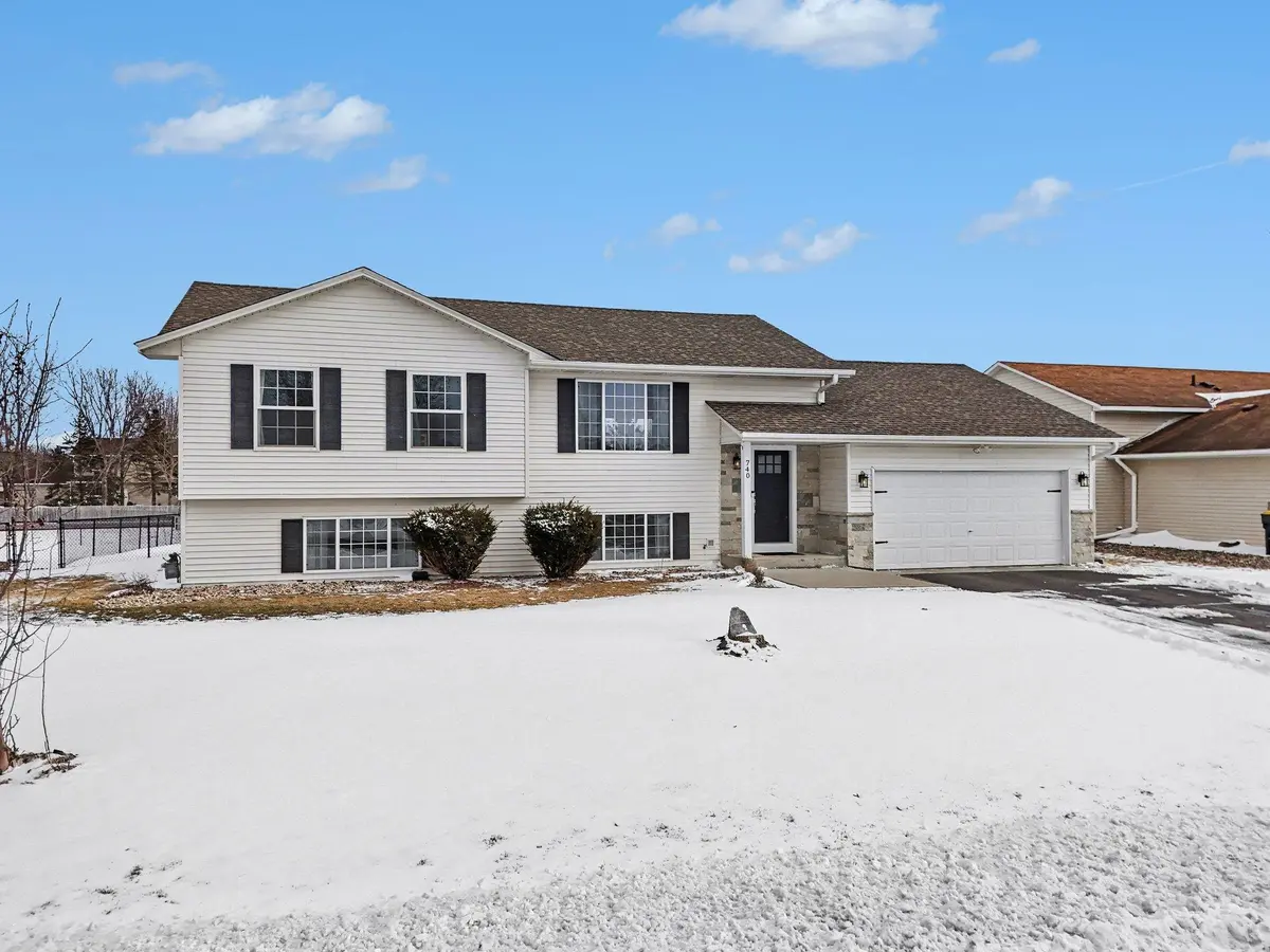 740 Heritage LN, Belle Plaine, MN 56011