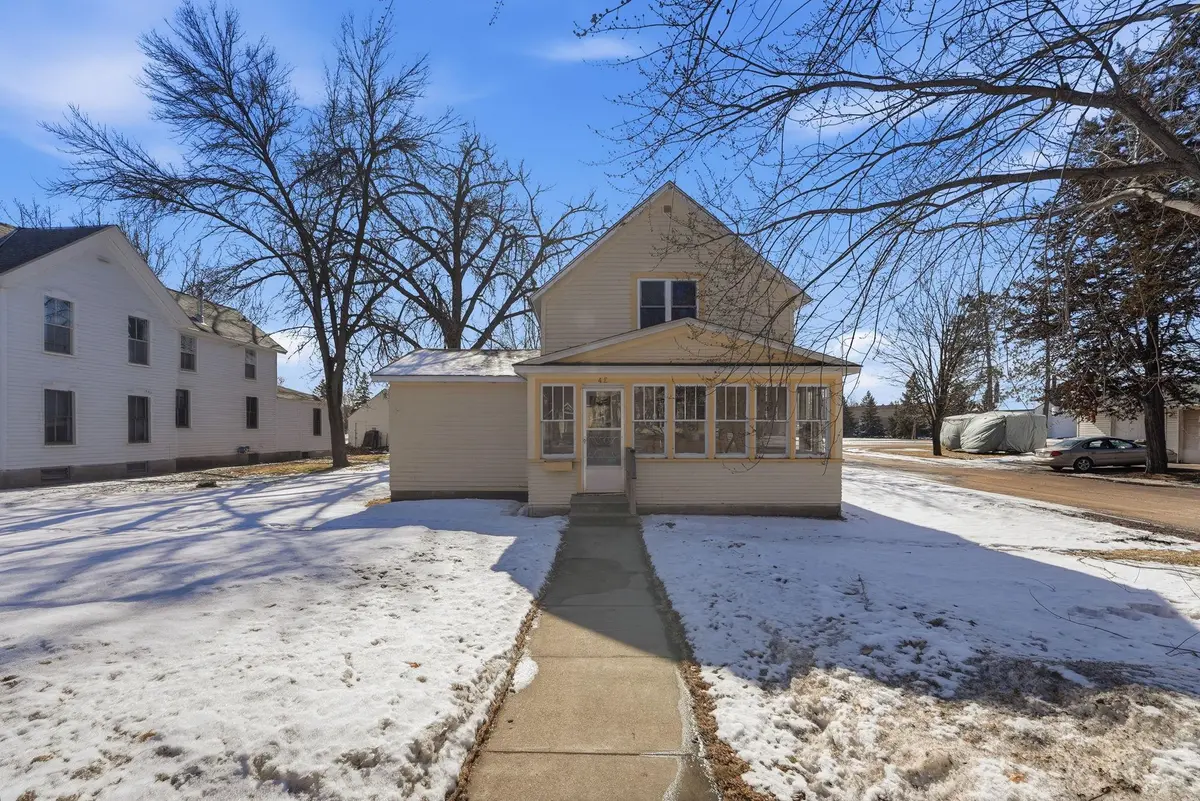 4 Riverside AVE NE, Melrose, MN 56352