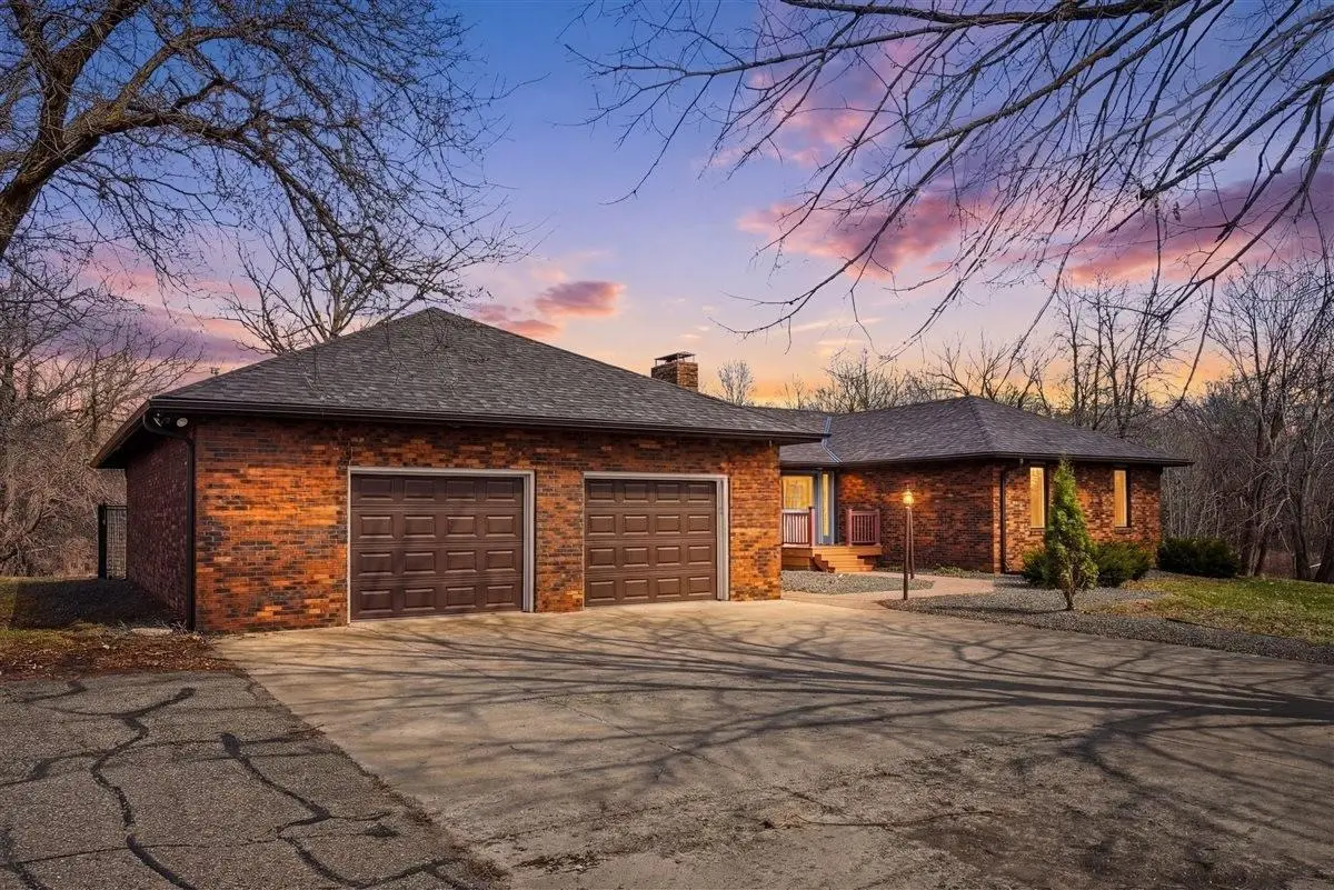 9425 Edgebrook DR, Northfield, MN 55057
