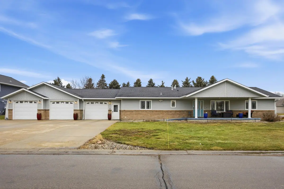 211 Hackberry CT, Kindred, ND 58051