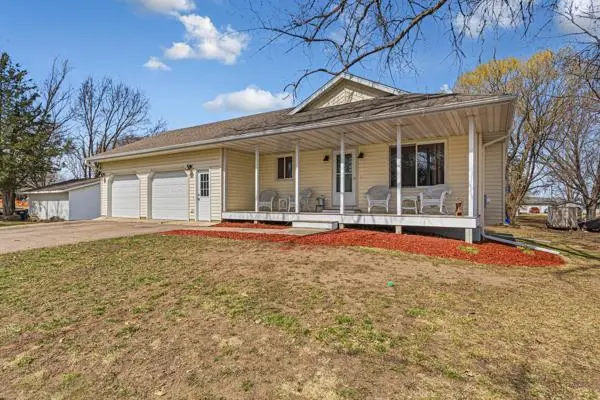 526 Beaver ST E, Belle Plaine, MN 56011