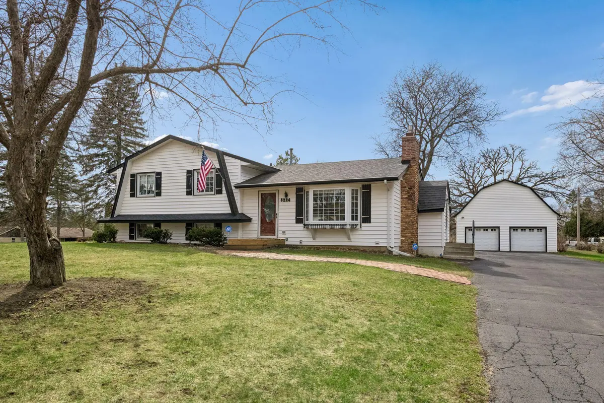 8224 Hillside DR, Eden Prairie, MN 55347