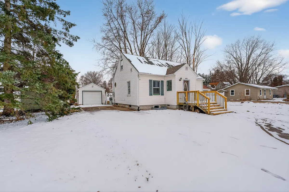 440 W 1st ST, Rush City, MN 55069