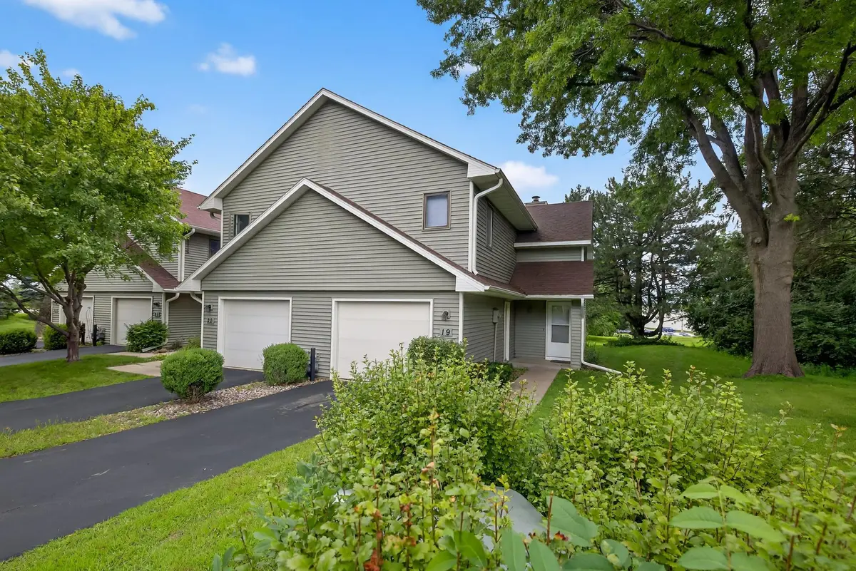 19 Elton Ridge CT NW, Rochester, MN 55901