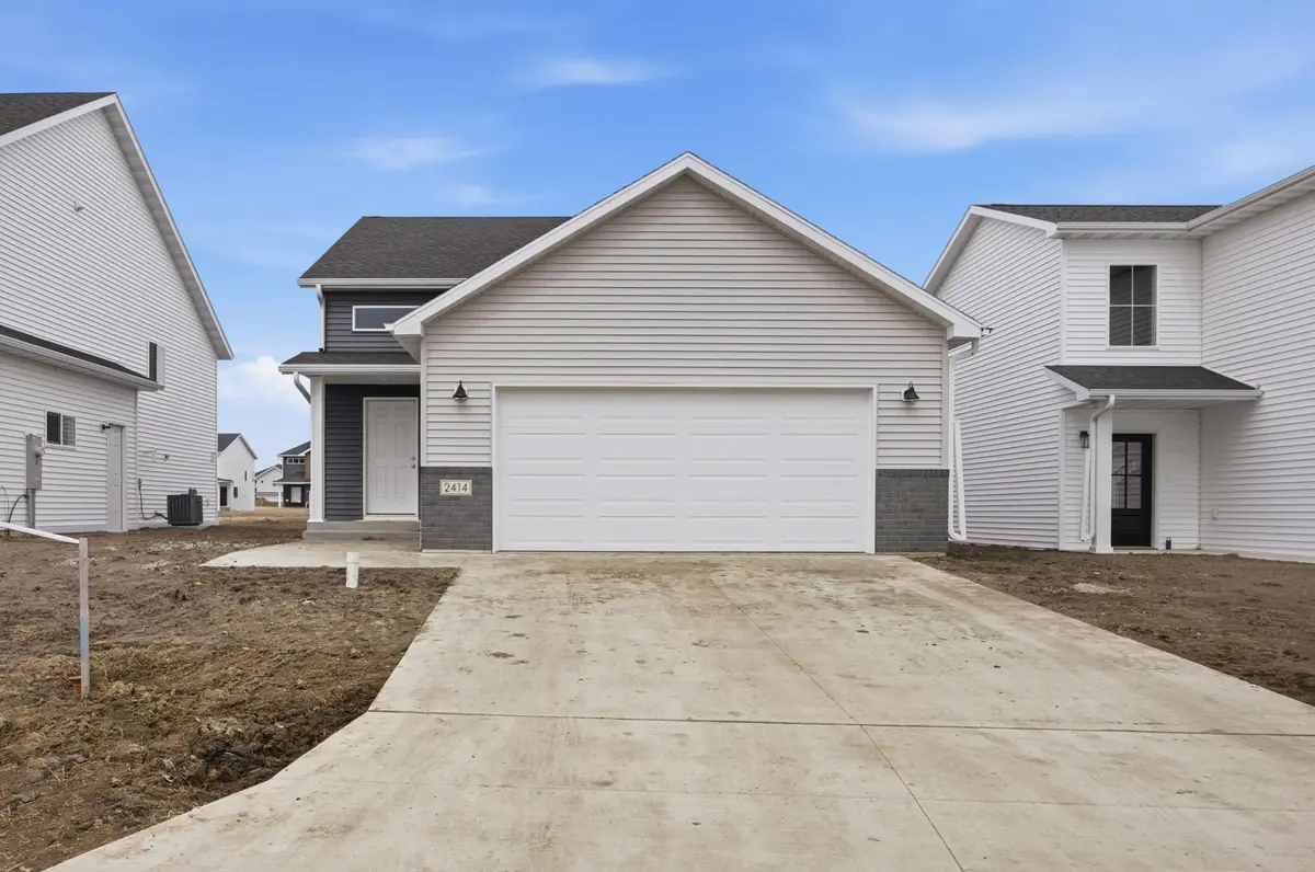 2414 38th AVE S, Moorhead, MN 56560