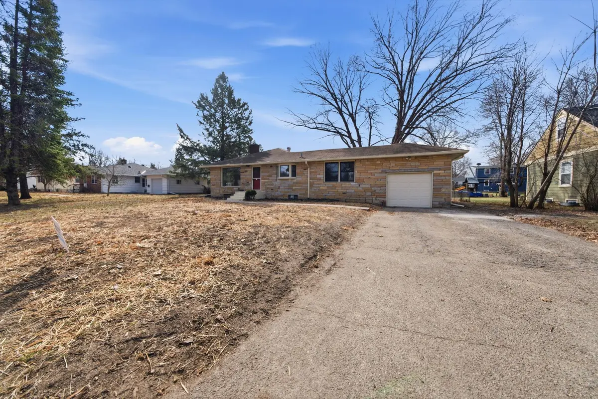1446 Shryer AVE W, Roseville, MN 55113