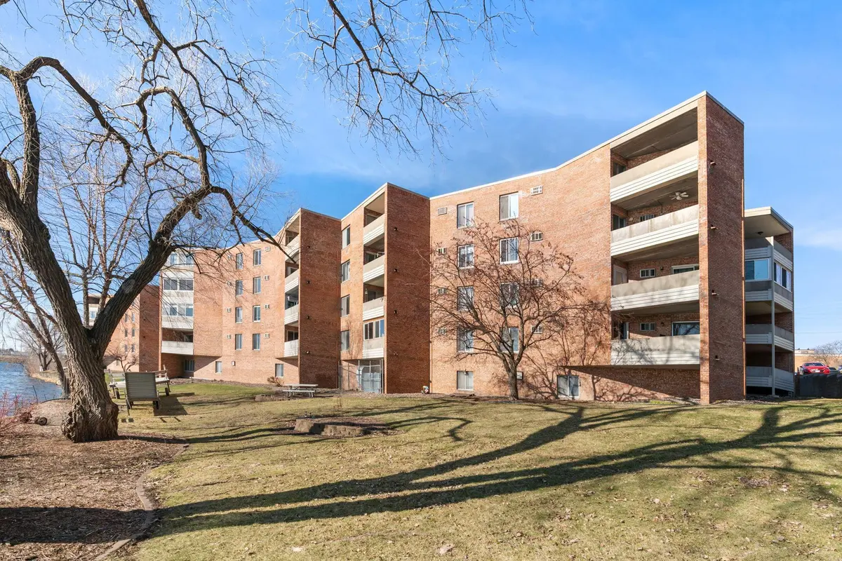329 Geneva AVE N #402, Oakdale, MN 55128