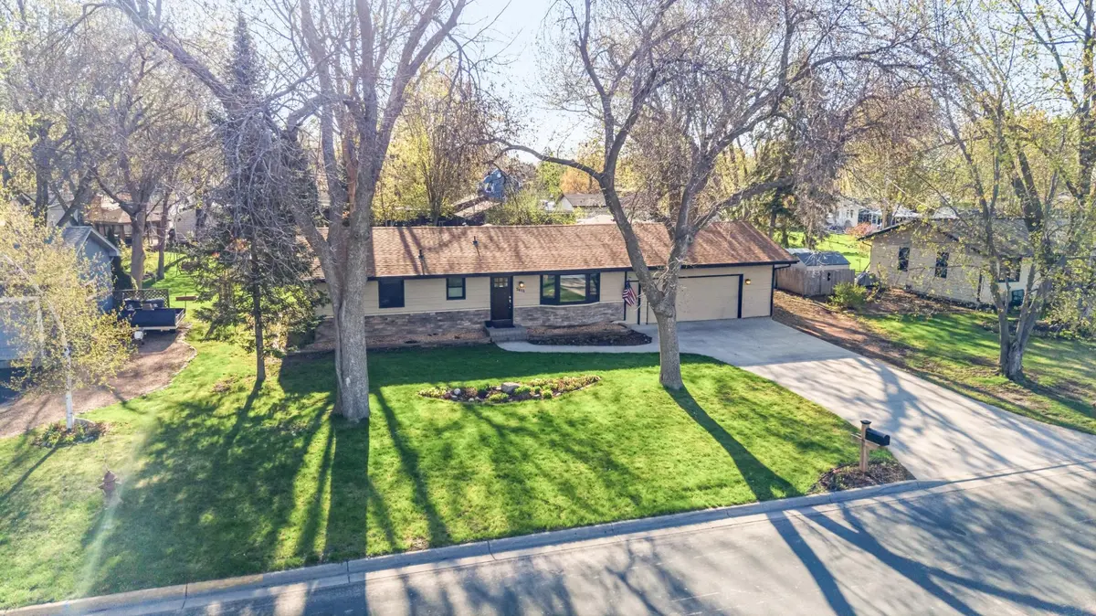 7611 Laredo DR, Chanhassen, MN 55317