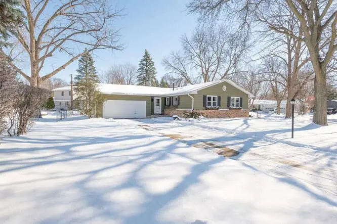 10032 Irwin CIR, Bloomington, MN 55437