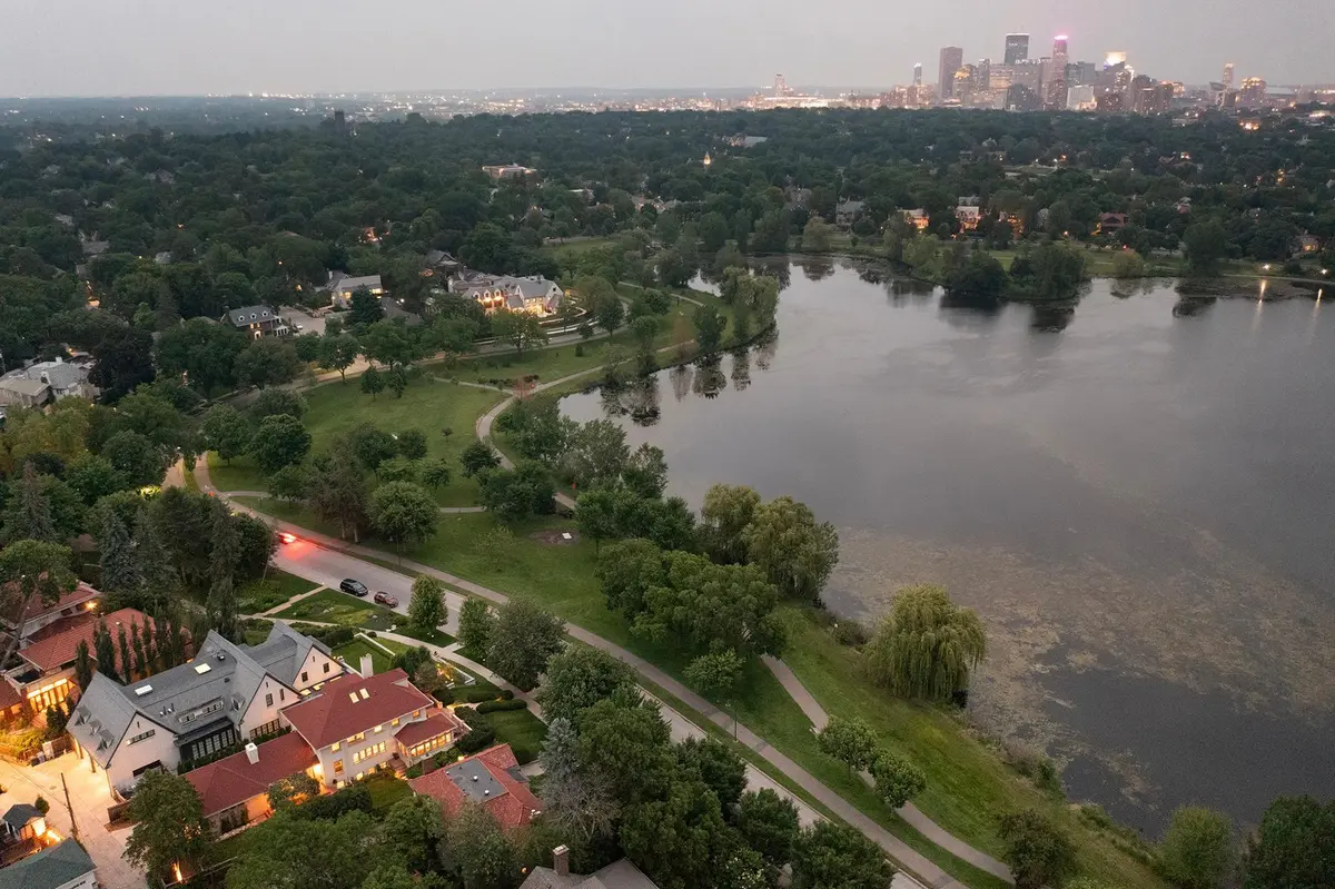 2554 W Lake Of The Isles Pkwy, Minneapolis, MN 55405