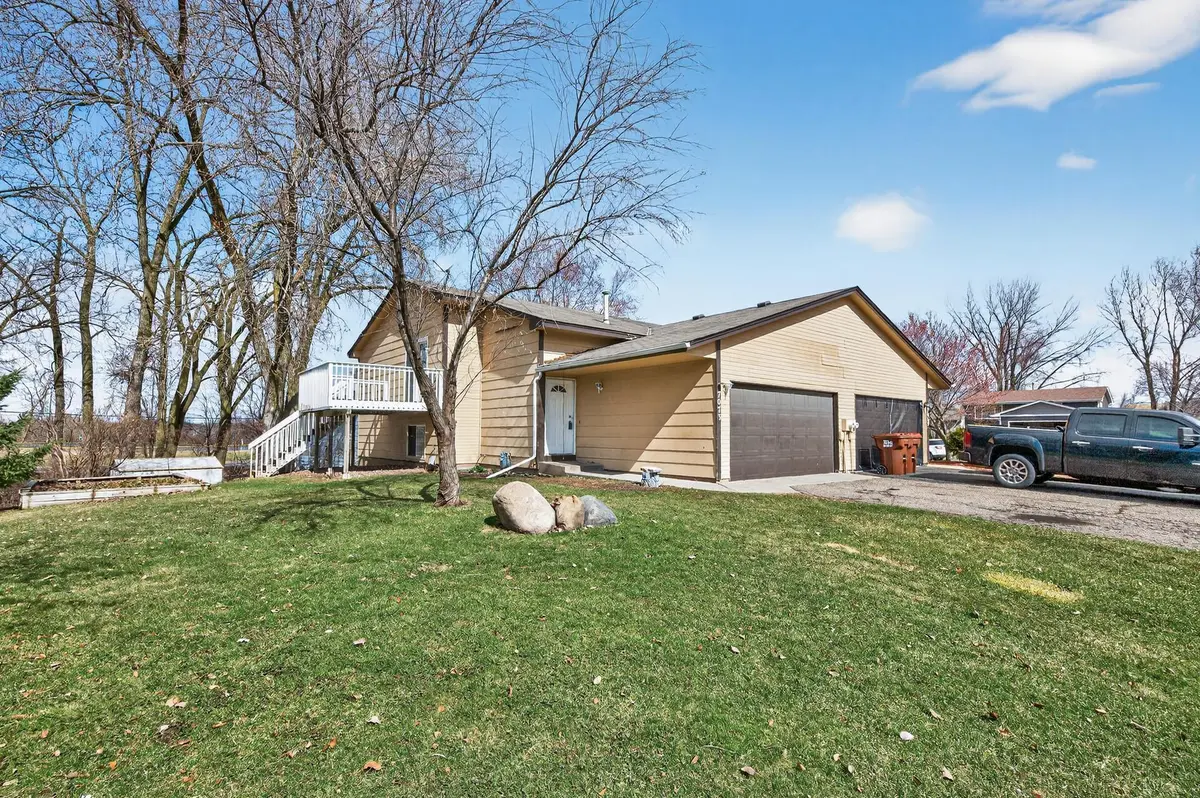 7073 17th ST N, Oakdale, MN 55128