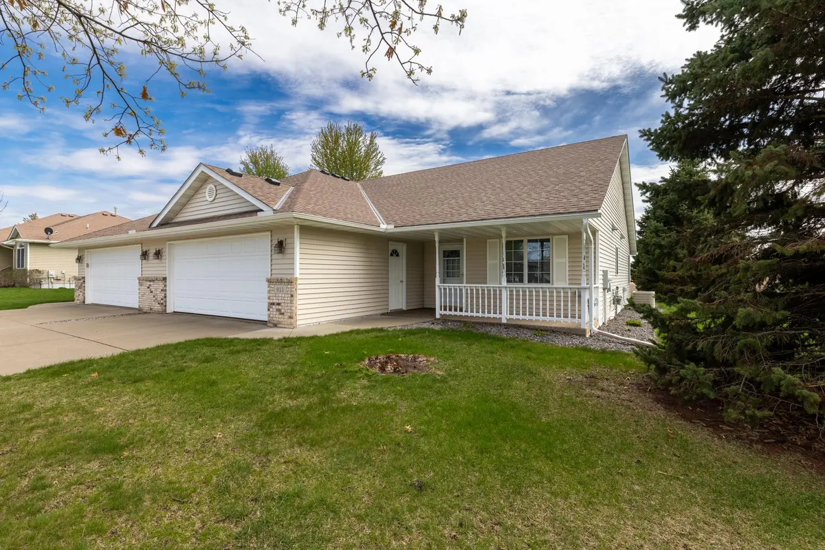 911 Prairie Oak DR, Belle Plaine, MN 56011