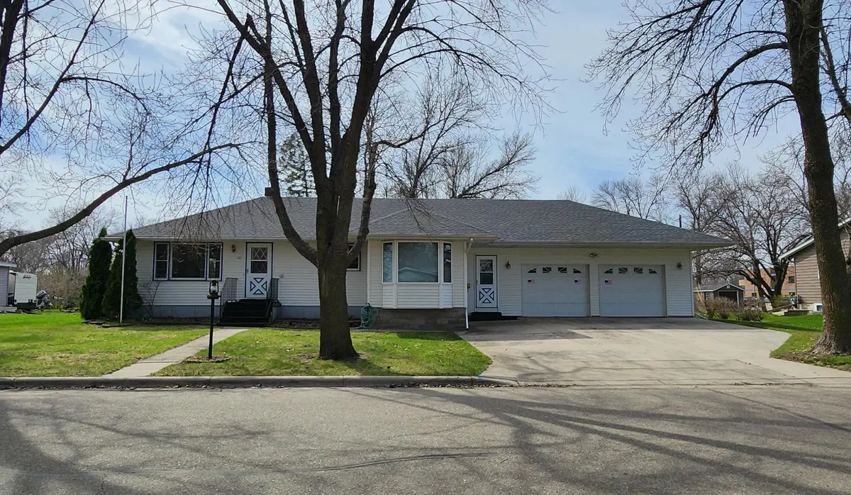 101 Elm Grove LN, Prinsburg, MN 56281