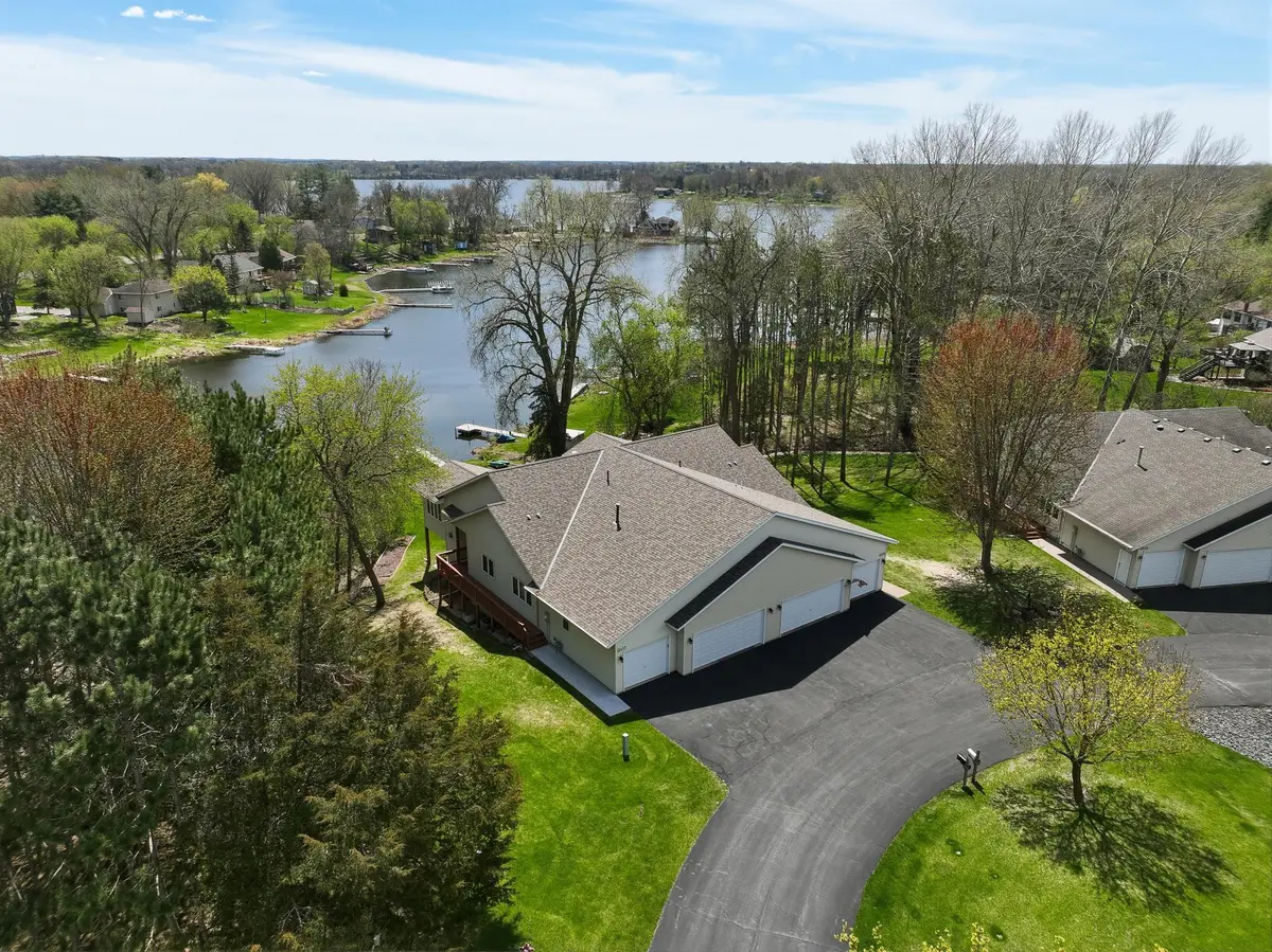 13451 Pine View LN, Lindstrom, MN 55045