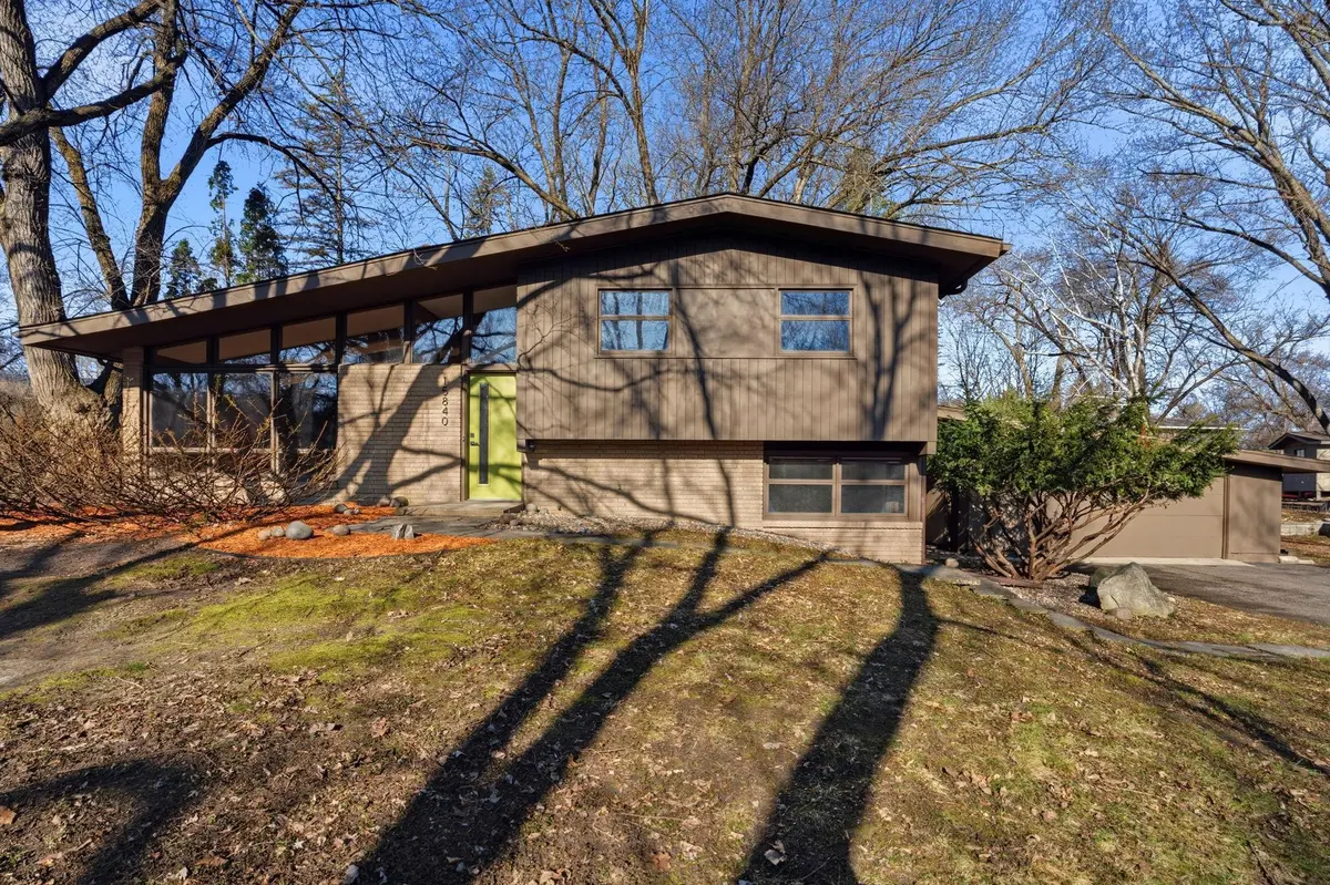 15840 Woodgate RD N, Minnetonka, MN 55345