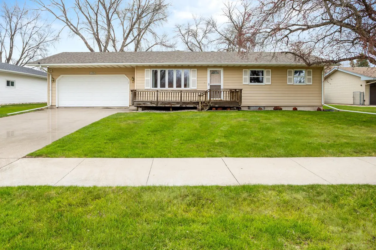 2813 Elm ST N, Fargo, ND 58102
