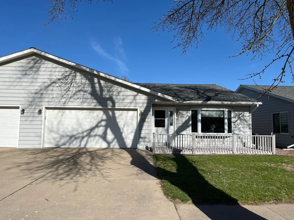 1225 6th AVE N, Windom, MN 56101