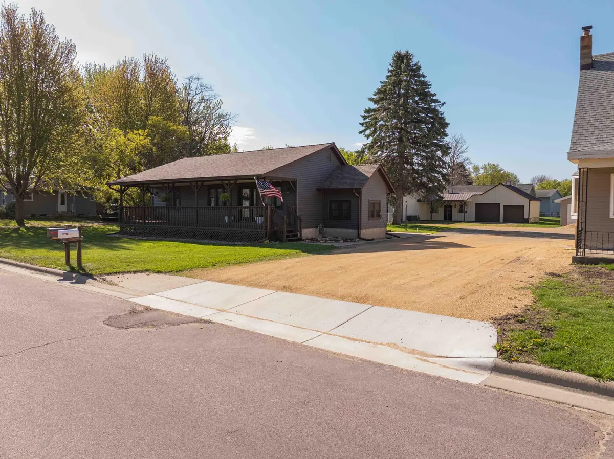 317 E South ST, Janesville, MN 56048