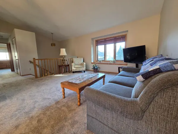 1057 Kettle Creek RD, Eagan, MN 55123