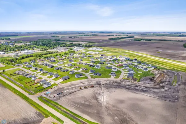 505 Prairie Pkwy, Kindred, ND 58051