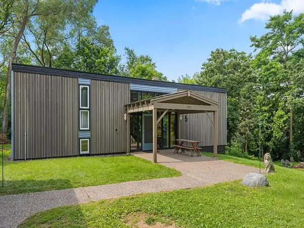 908 Winthrop ST S, Saint Paul, MN 55119