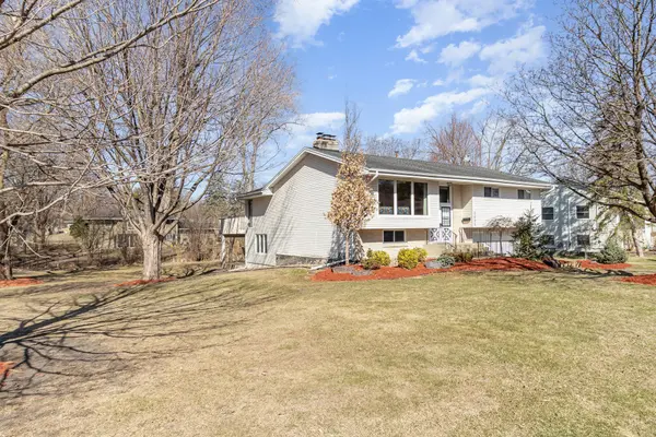 2805 Regent AVE N, Golden Valley, MN 55422