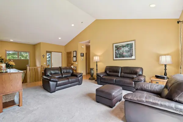 977 Bavaria Hills TER, Chaska, MN 55318