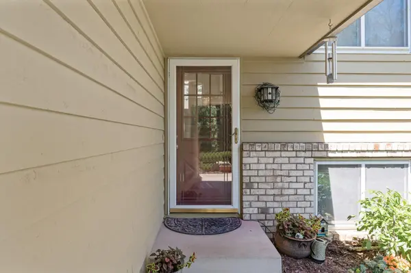 8508 Park Knoll CIR, Bloomington, MN 55438