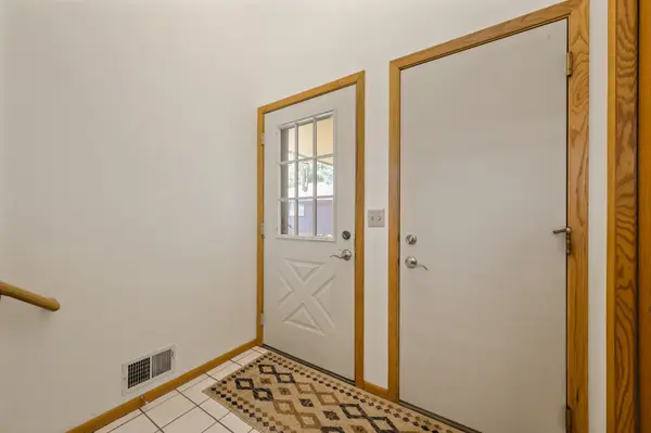8508 Park Knoll CIR, Bloomington, MN 55438