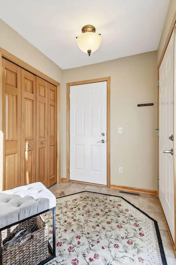 952 Kimberly LN, Chanhassen, MN 55317