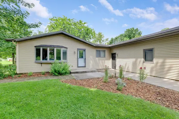 617 1st ST N, Waterville, MN 56096