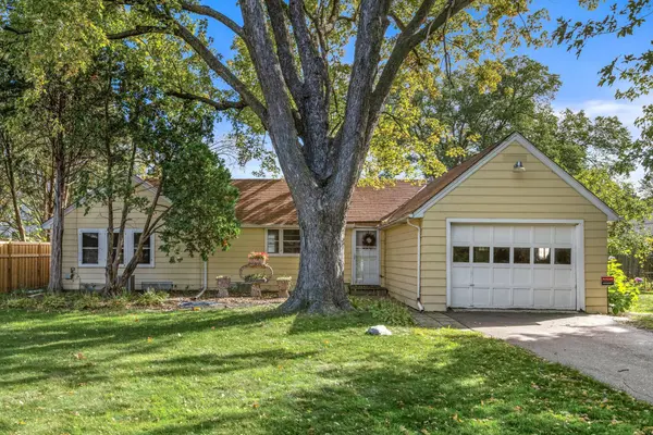 2816 Oxford ST N, Roseville, MN 55113